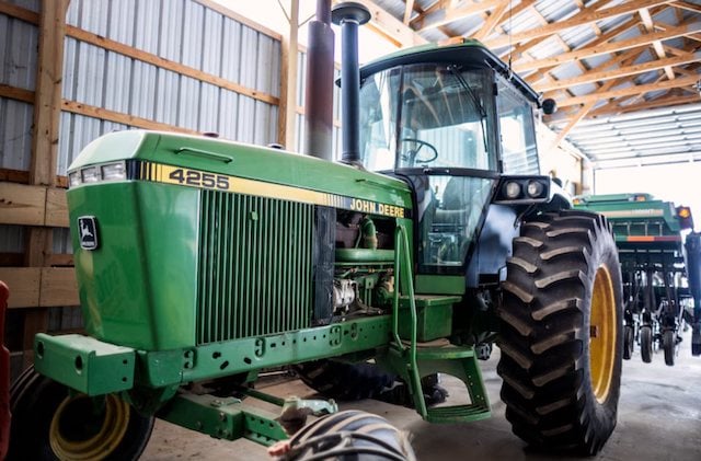 Un tracteur appartenant &agrave; l'agriculteur 