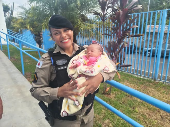 la polici&egrave;re Helem Valerio avec le b&eacute;b&eacute; abandonn&eacute;