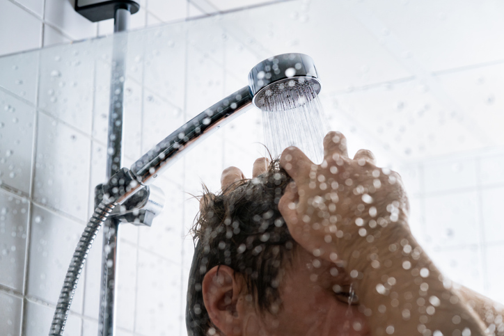 Un homme sous la douche