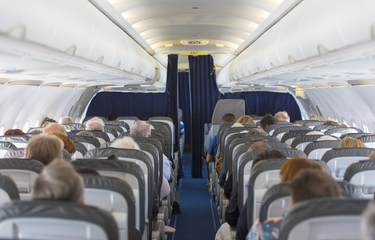 Des passagers dans un avion