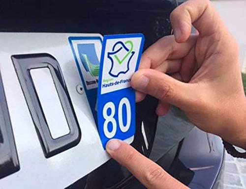 Un autocollant sur une plaque d'immatriculation