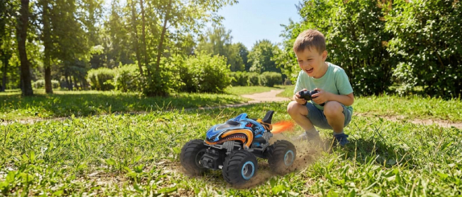 un enfant joue dehors avec son bolide