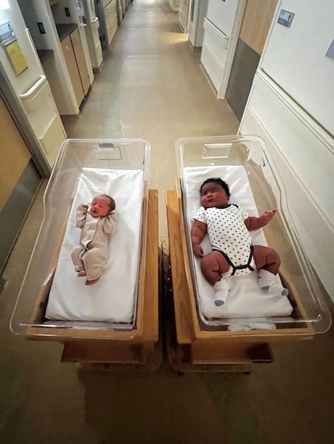 Les deux b&eacute;b&eacute;s au Cayuga Medical Center &agrave; Ithaca, dans l'&Eacute;tat de New York