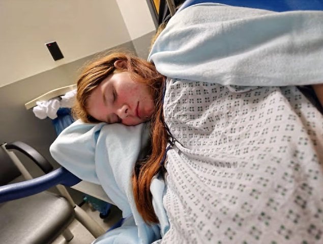  Sofia-Ann en train de se reposer &agrave; l'h&ocirc;pital