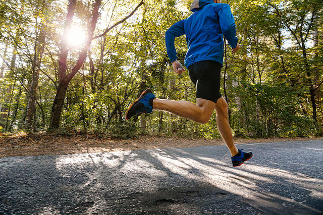 Un homme pratiquant la course &agrave; pied