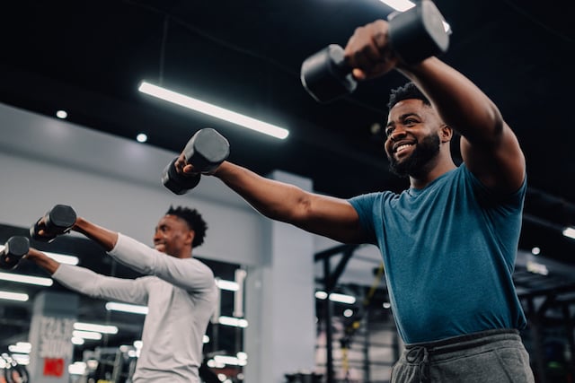 Deux hommes pratiquant la musculation