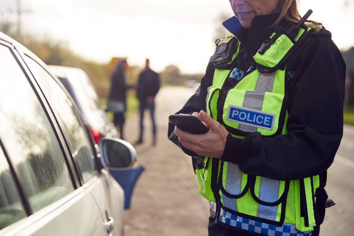 Une polici&egrave;re arr&ecirc;te une voiture