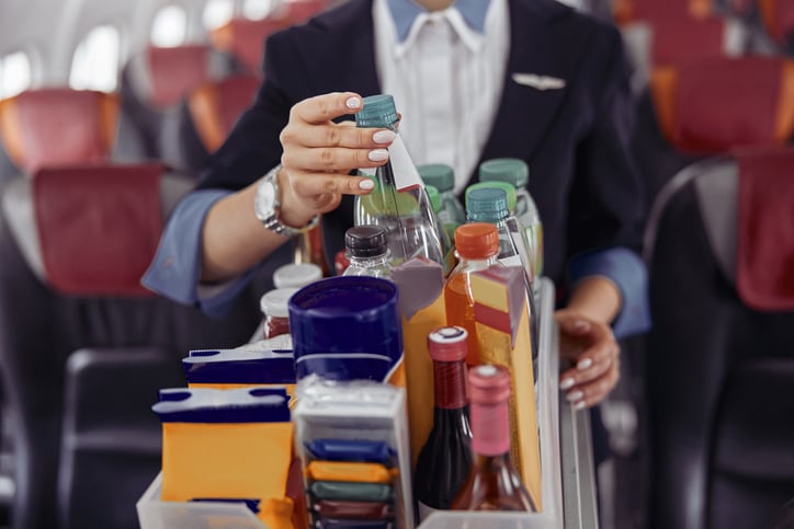 Des boissons propos&eacute;es dans un avion