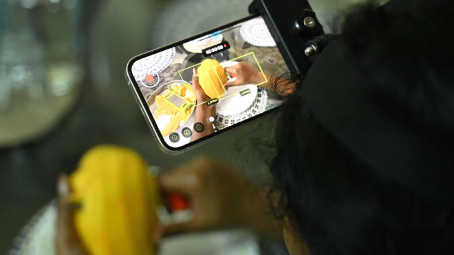 Elle se filme en train de couper une mangue