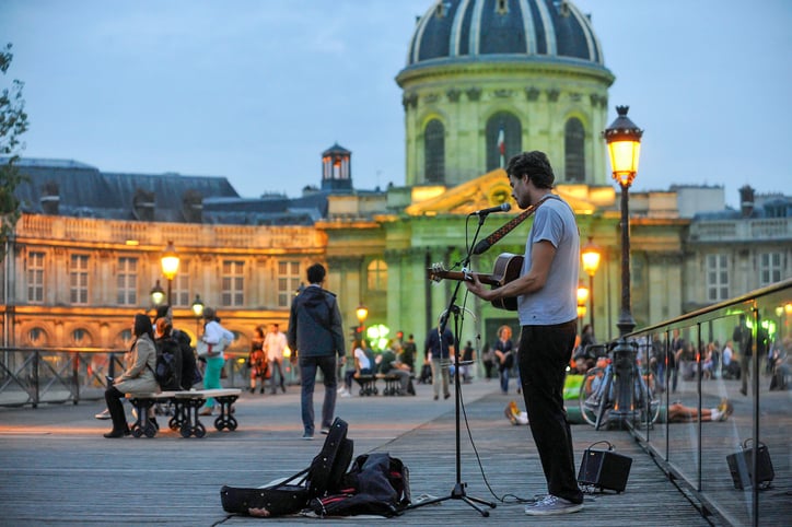 Un musicien dans la rue &agrave; Paris