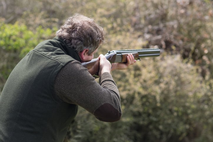 Un chasseur arm&eacute;