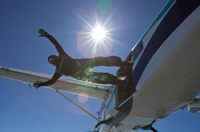 Un parachutiste en train de sauter 