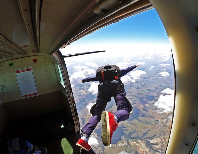 Un parachutiste en train de sauter 