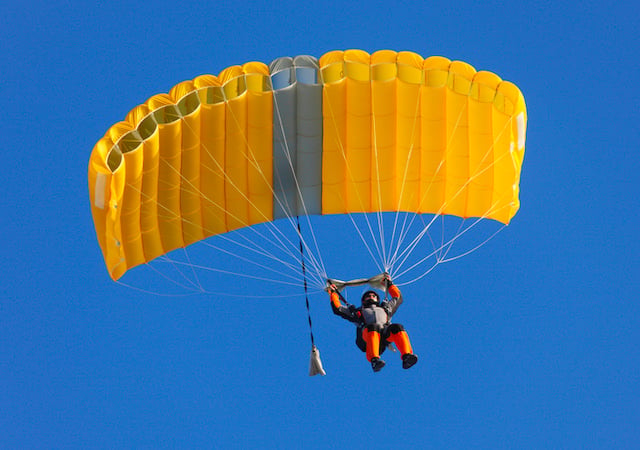 Un parachutiste lors d'un saut