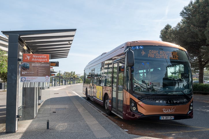 Un bus stationnant &agrave; un arr&ecirc;t, dans le centre-ville de Toulouse