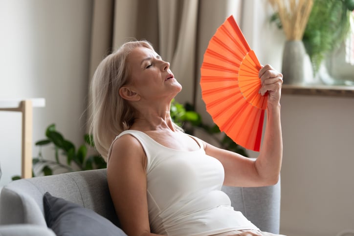 Une femme a chaud chez elle