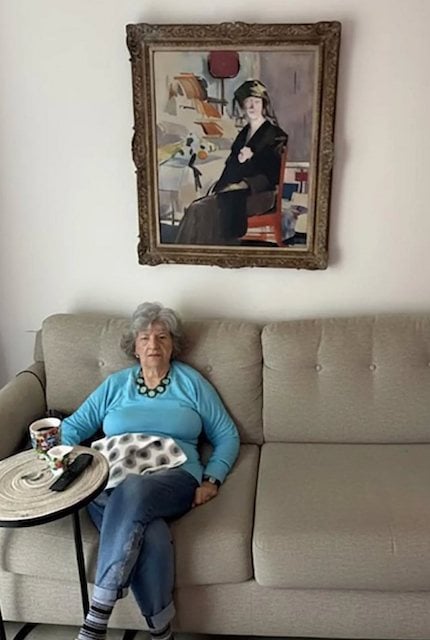  Helene Plotkin, assise chez elle, en dessous du tableau Interior: The Lady in Black 
