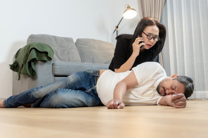 Une femme appelle les urgences
