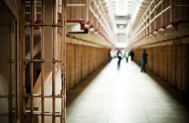 Un couloir menant &agrave; des cellules en prison