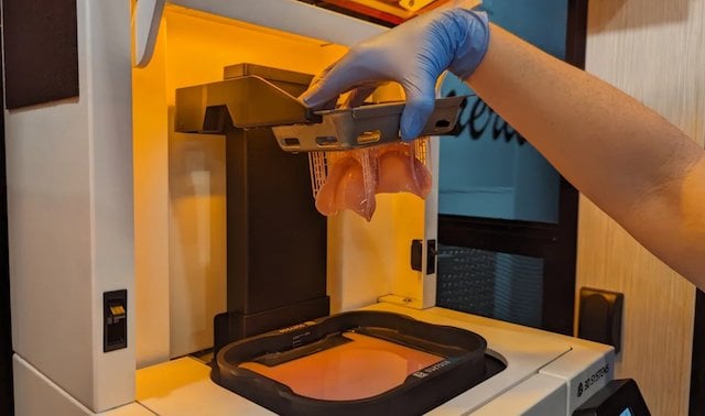 Connor Gibson dans son laboratoire 