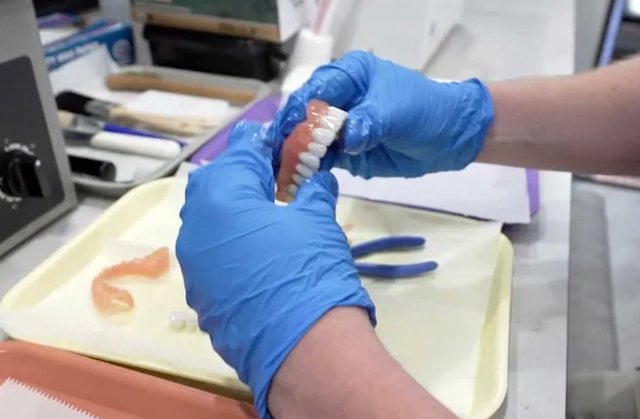 Connor Gibson dans son laboratoire 