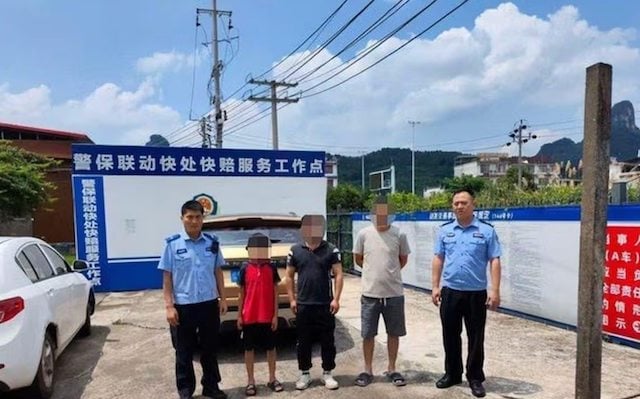 Le conducteur Luo et les policiers apr&egrave;s son interpellation 