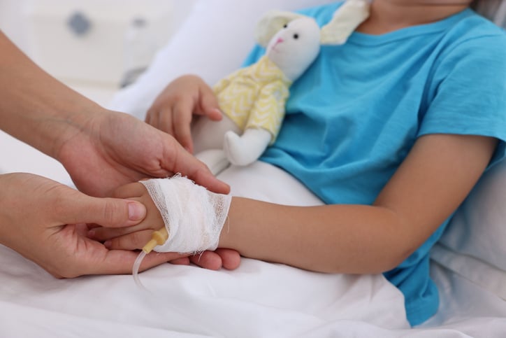 Un enfant r&eacute;confort&eacute; par sa m&egrave;re, &agrave; l'h&ocirc;pital 
