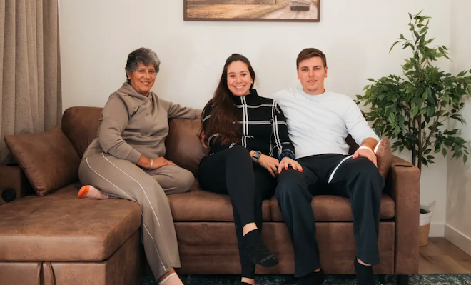 Yeli entour&eacute;e de sa m&egrave;re et de son mari