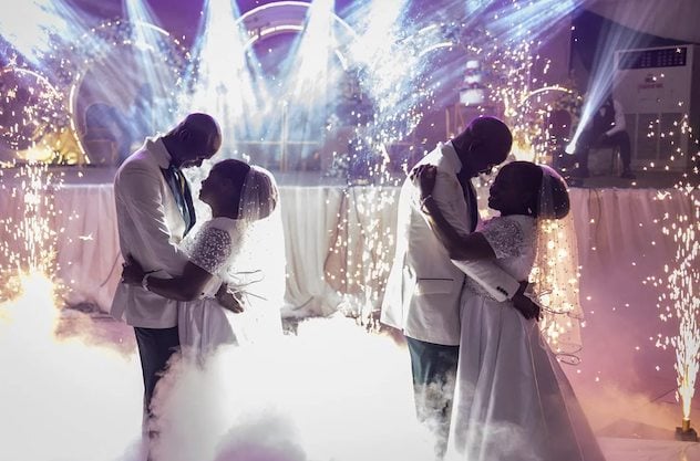 Les s&oelig;urs Taiwo et Kehinde Adediran aux c&ocirc;t&eacute;s des fr&egrave;res Taiwo et Kehinde Oguntoye le jour de leur mariage