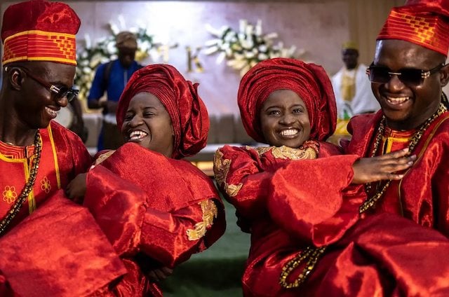 Les s&oelig;urs Taiwo et Kehinde Adediran aux c&ocirc;t&eacute;s des fr&egrave;res Taiwo et Kehinde Oguntoye le jour de leur mariage