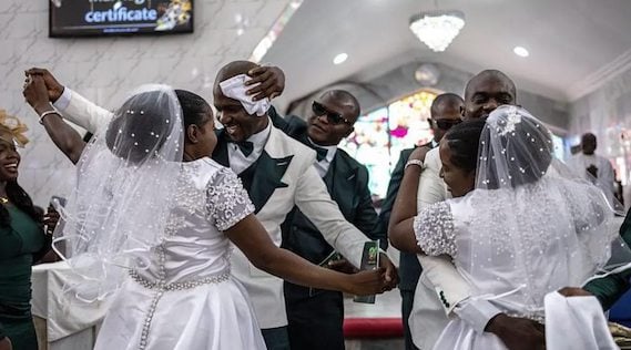 Les s&oelig;urs Taiwo et Kehinde Adediran aux c&ocirc;t&eacute;s des fr&egrave;res Taiwo et Kehinde Oguntoye le jour de leur mariage