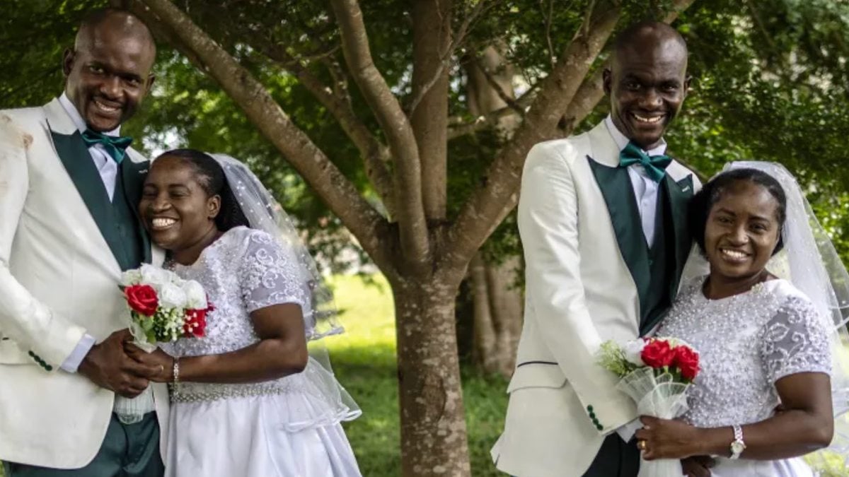 Les s&oelig;urs Taiwo et Kehinde Adediran aux c&ocirc;t&eacute;s des fr&egrave;res Taiwo et Kehinde Oguntoye le jour de leur mariage