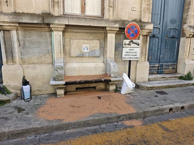 Le banc ab&icirc;m&eacute; par l'huile