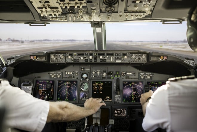 Des pilotes dans le cockpit d'un avion 