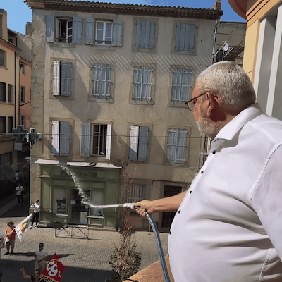 Le maire arrose les manifestants de son balcon