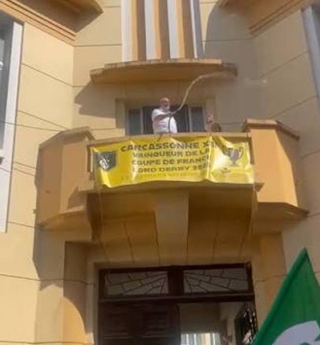 Le maire arrose les manifestants de son balcon