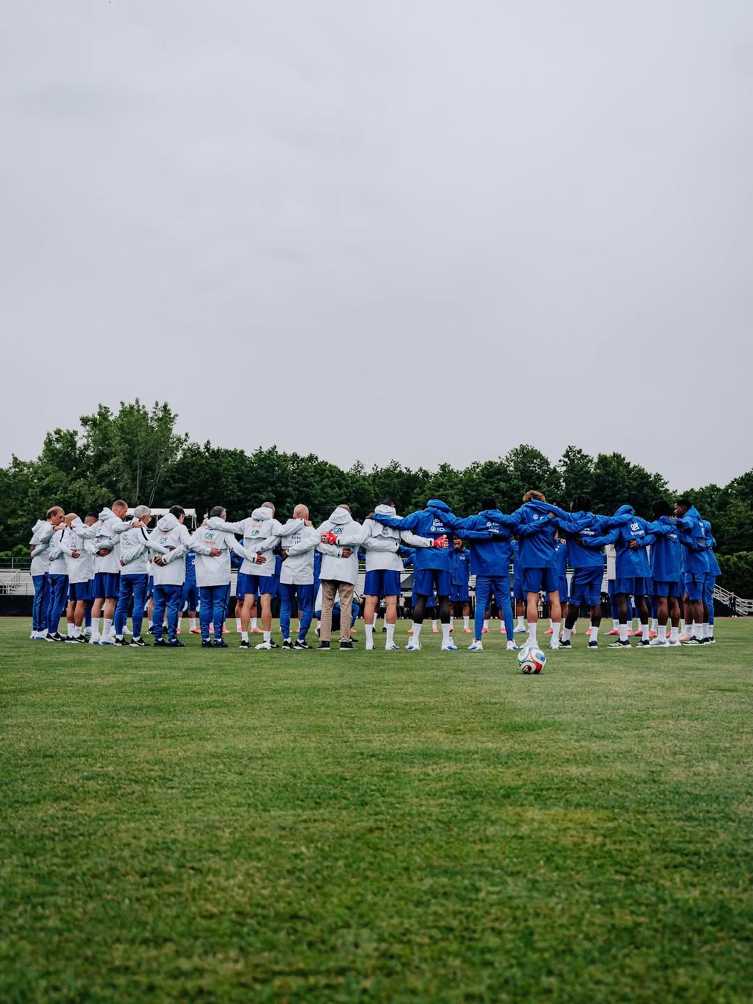 Joueurs de l'&eacute;quipe de France de football rendant hommage &agrave; la m&egrave;re de leur entra&icirc;neur, Didier Deschamps, d&eacute;c&eacute;d&eacute;e en juin 2026