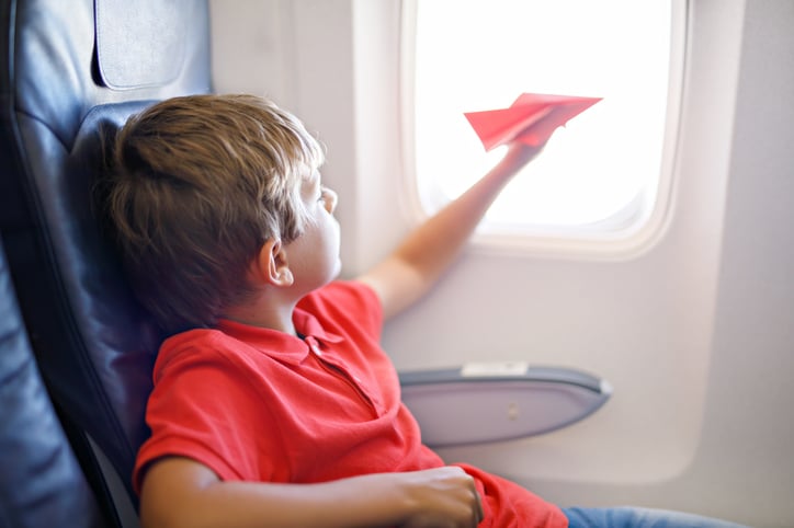 Un enfant dans un avion