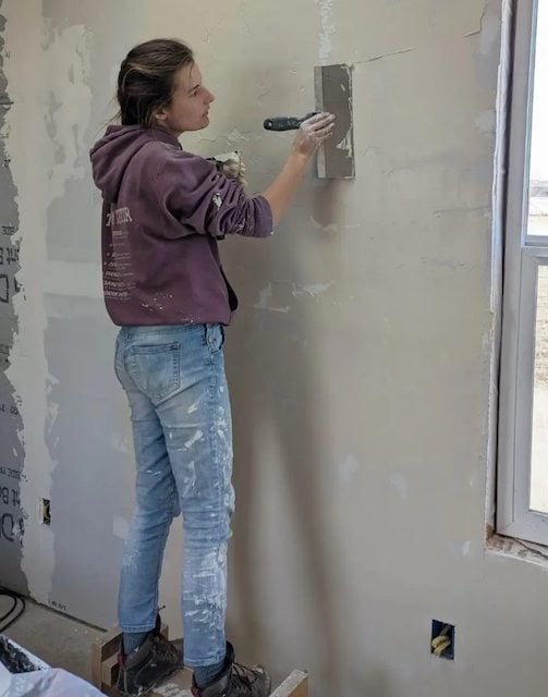 Laryssa Petersen lors des travaux