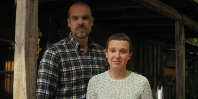 David Harbour et Millie Bobby Brown dans 