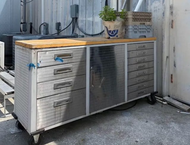 L'armoire qui abritait la liasse de billets