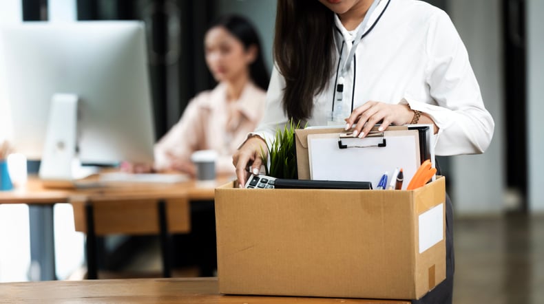 Une salari&eacute;e prenant ses affaires apr&egrave;s avoir &eacute;t&eacute; licenci&eacute;e