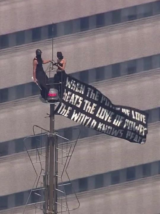 Le couple en haut de l'Empire State Building