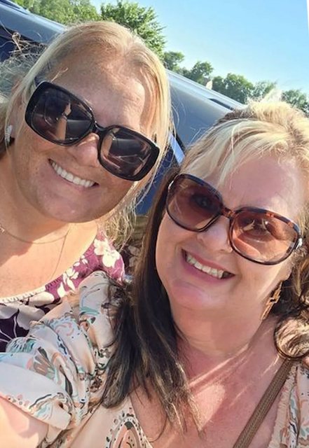 Sarah Jo Reeder avec son amie Ashley Flowers