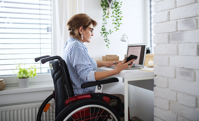 Une femme dans un fauteuil roulant