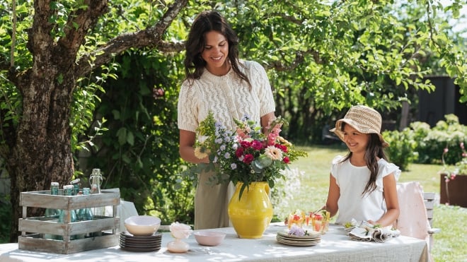 une maman entretient ses fleurs avec sa fille
