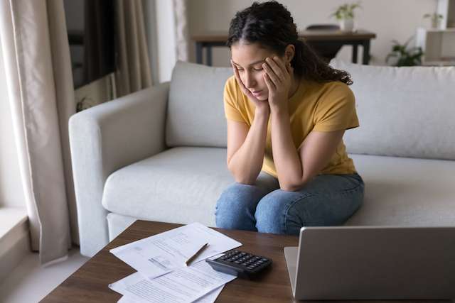 Une femme d&eacute;sesp&eacute;r&eacute;e face aux factures impay&eacute;es