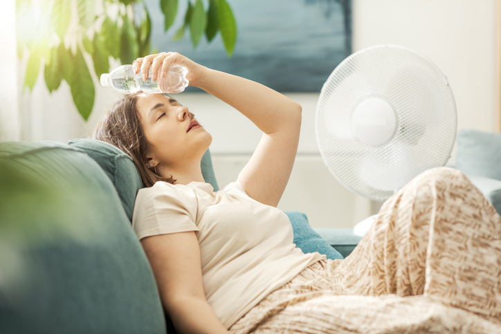 Une femme a chaud chez elle