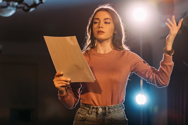 Une actrice r&eacute;p&egrave;te son texte
