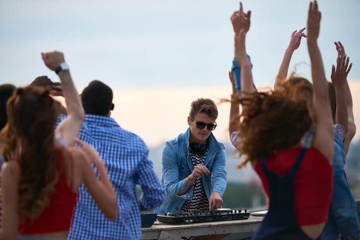Un DJ